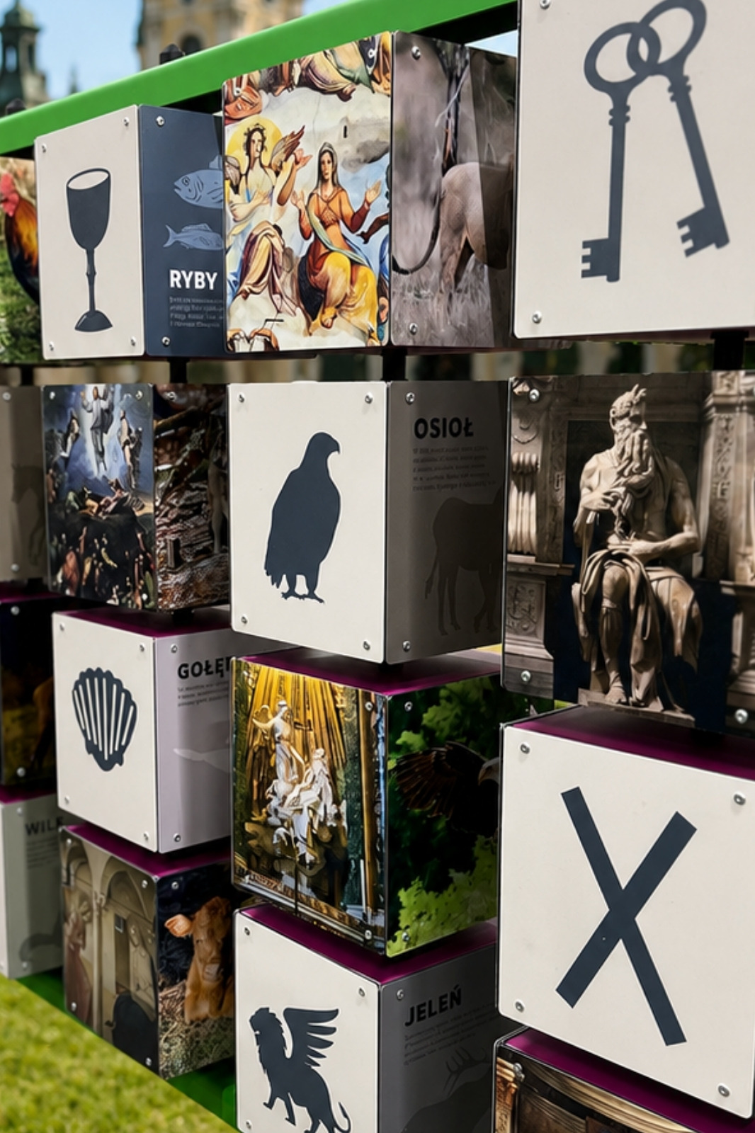 Biblijne Memory - zbliżenie ścianek z kielichem oraz kluczami świętego Piotra