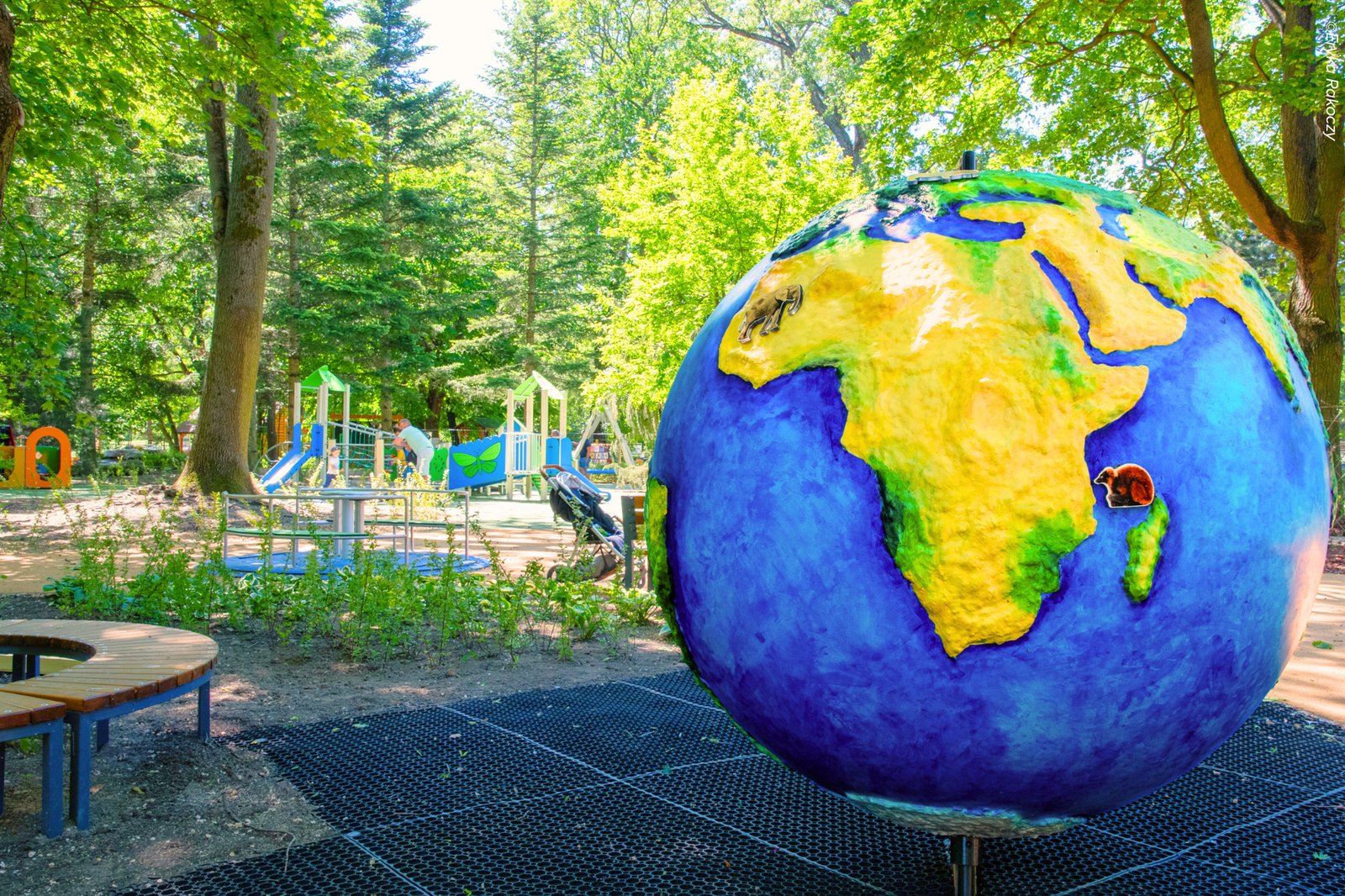 Globus - model Ziemi z reliefem kontynentów w parku