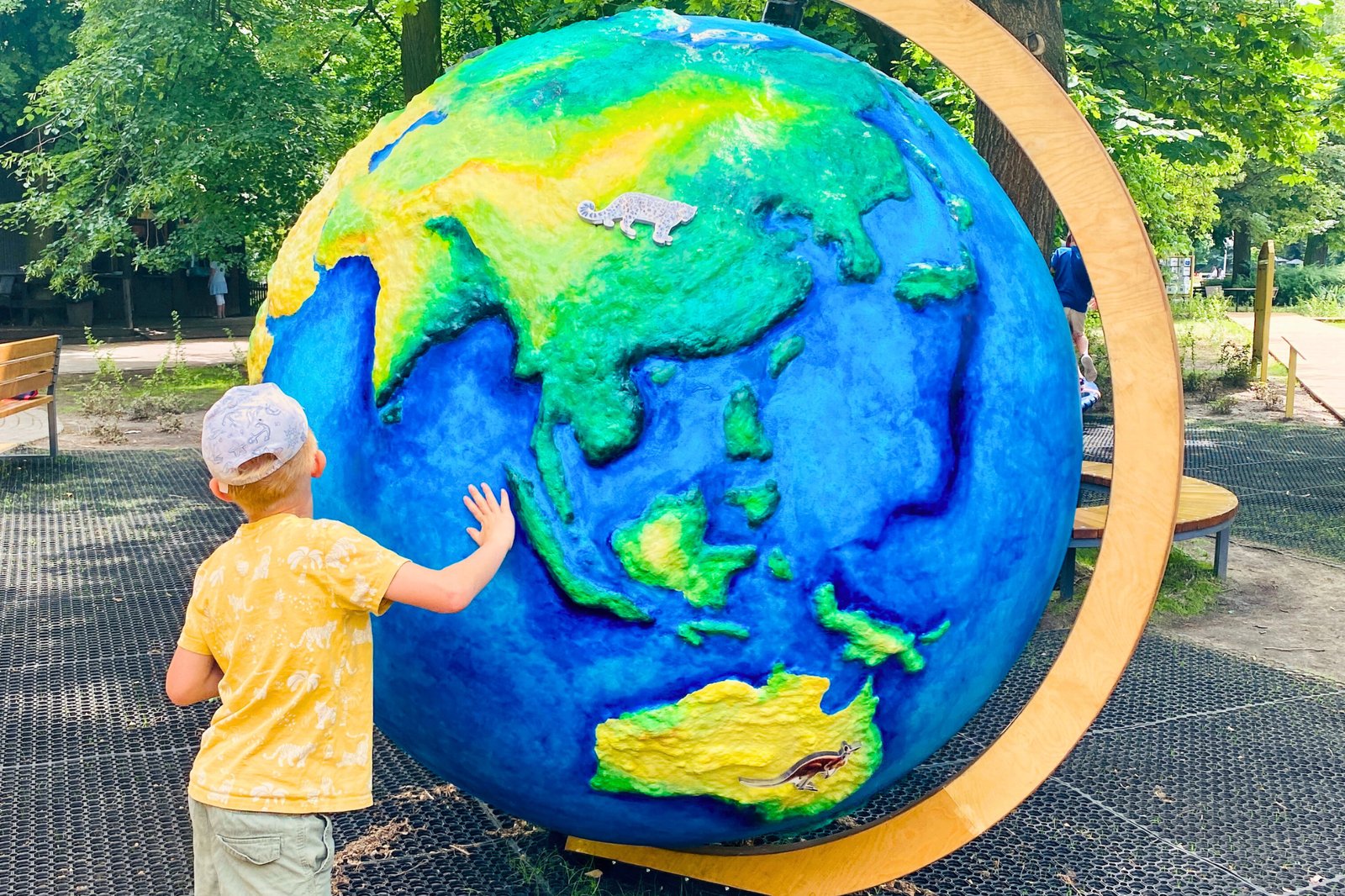 Globus 160 cm - dziecko dotyka reliefu kontynentów