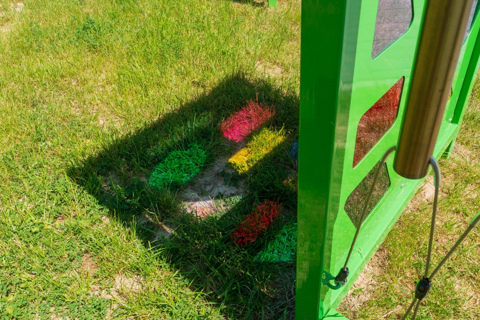 Panel sensoryczny - kolorowe szkła w figurach geometrycznych