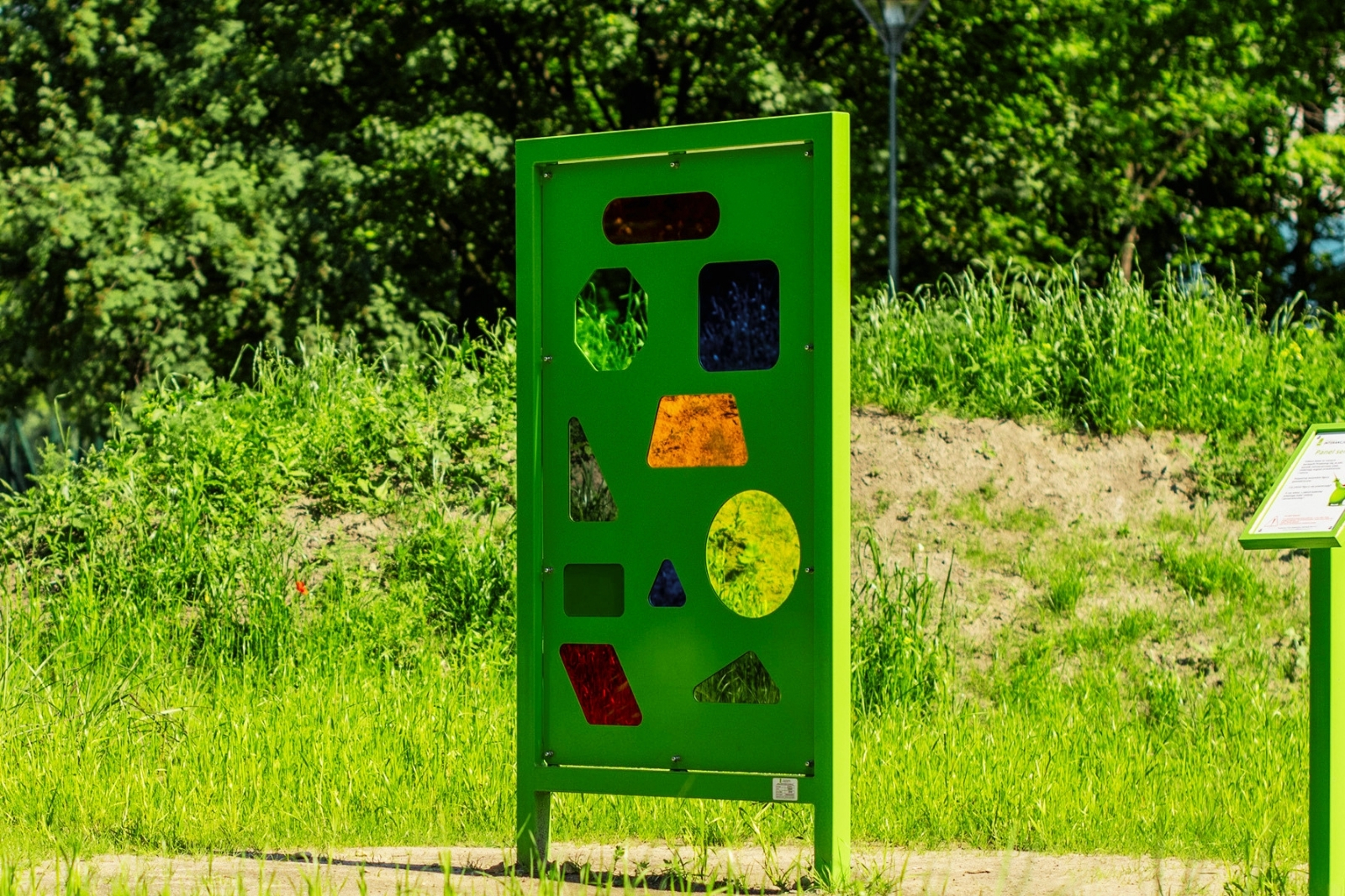 Panel sensoryczny na placu zabaw