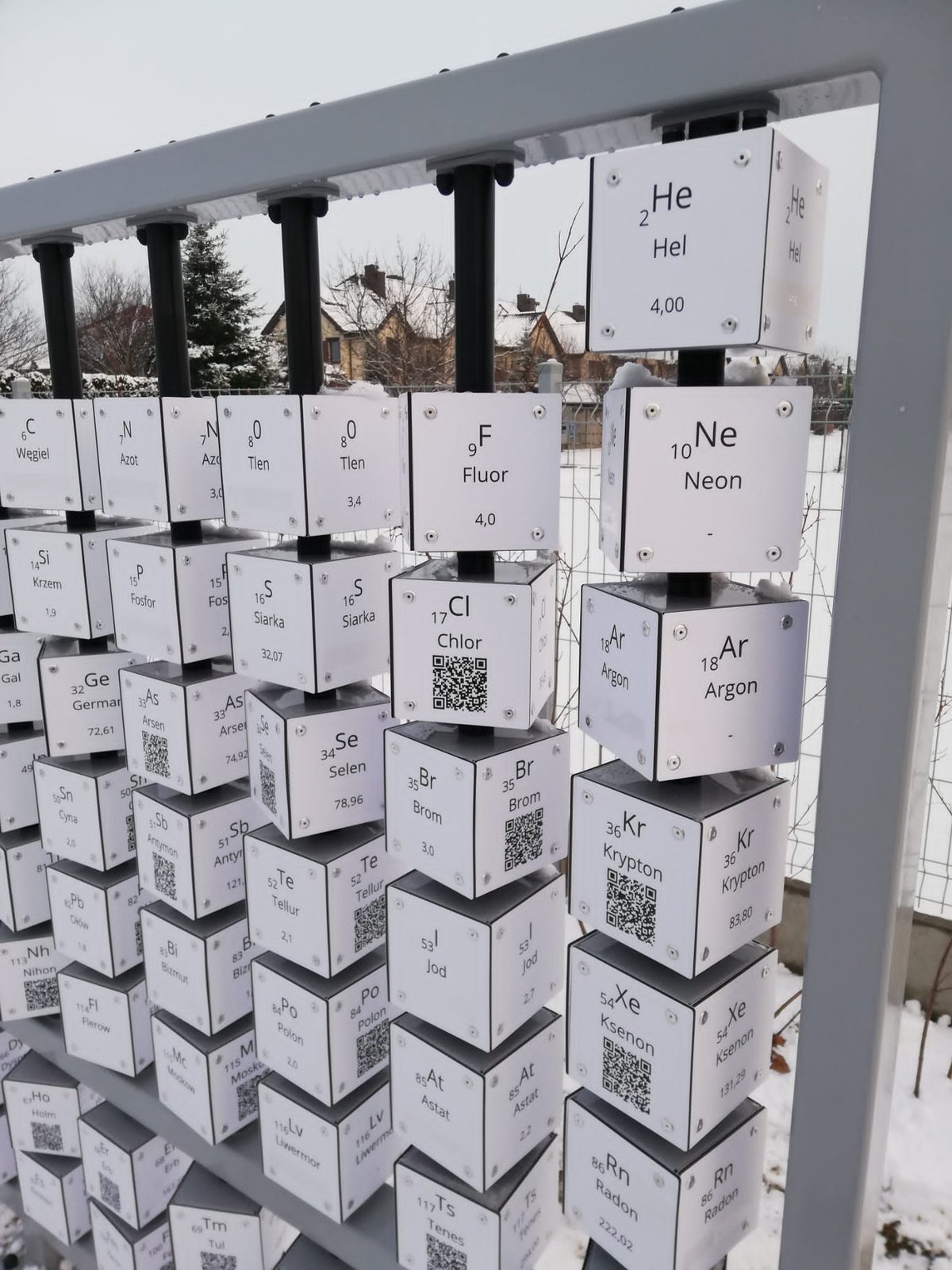 Zbliżenie na obrotowe kostki z kodami QR