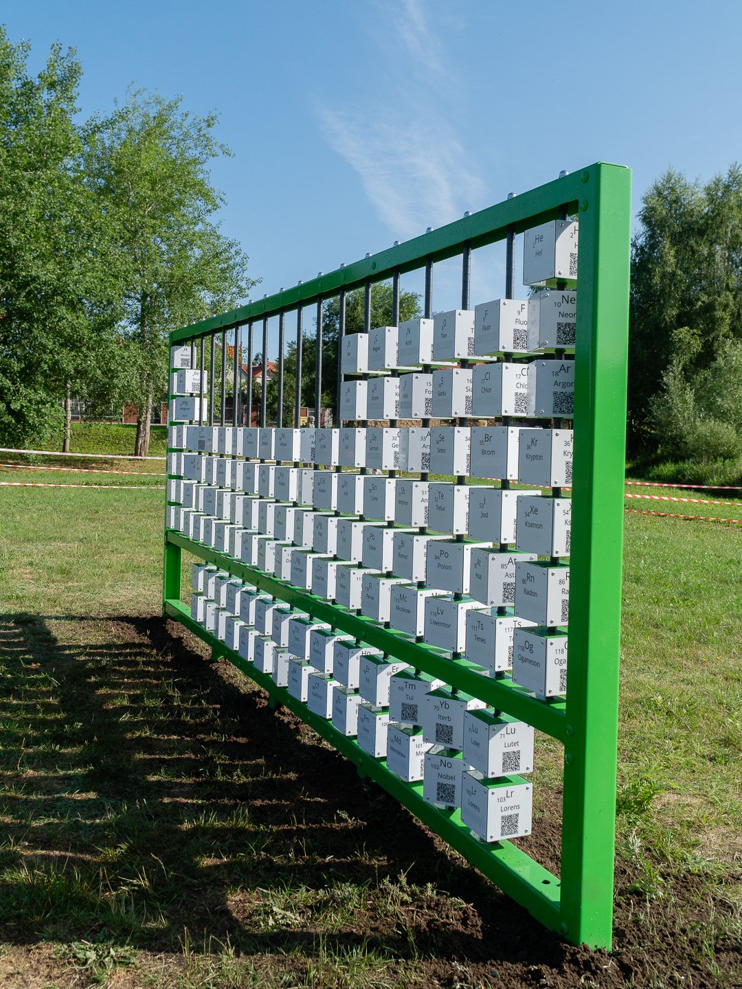 Dziecko przy tablicy pierwiastków