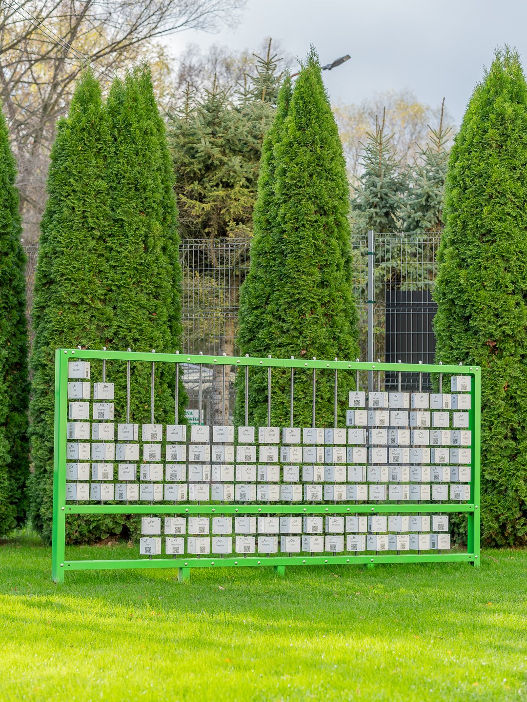 Kostki pierwiastków z bliska